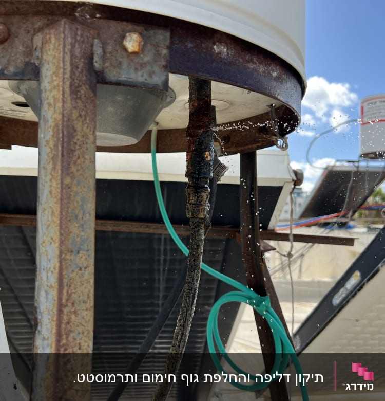 נזילת מים מדוד שמש עם צינורות חלודים